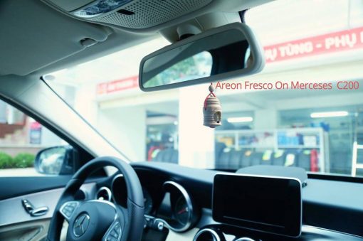 Ảnh chụp tinh dầu treo xe Areon Fresco trên xe Mercedes C200